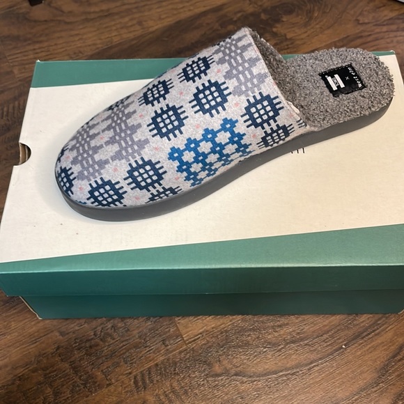 Toms x West Elm harbor Frost Grey slippers - Picture 2 of 7